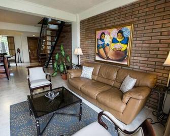 Los Altos Apartments & Studios - Managua - Living room
