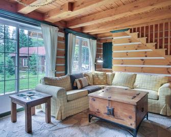 Chalet Lesuisse-Beautiful Mountain Views, Spa, Nature - Saint-Alexis-des-Monts - Salon