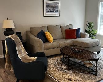 881 Gregg St - Washington Court House - Living room