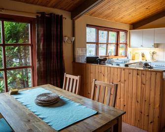 Self-Catering chalet near Plockton and the Isle of Skye secluded, well equipped and dog friendly. - Plockton - Dining room