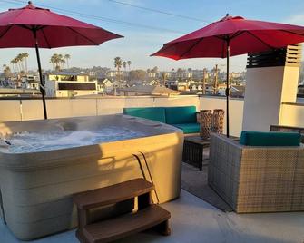 6bd 6bath 4 car spots 2 rooftop ddecks Spacious 2 - Newport Beach - Balcony