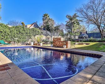 Sunbury Bed and Breakfast - Γιοχάνεσμπουργκ - Πισίνα