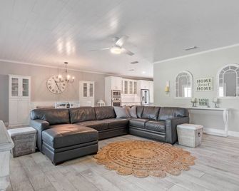 Modern Farmhouse 3/2 Equestrian neighborhood - Sanford - Huiskamer
