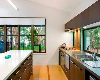 2 Bedroom Deluxe Lakehouse (1 bedroom lockoff) - Lakefront - Weyba Downs - Kitchen
