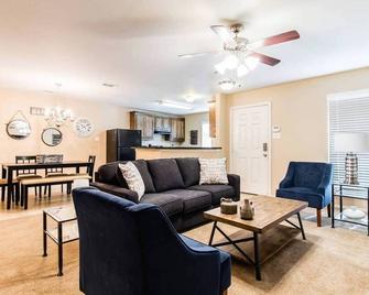 House Sleeps 10 / 3bed2ba / Near Deep Ellum & Downtown!! - Dallas - Living room