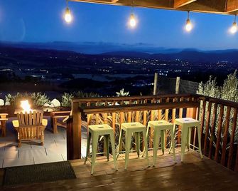 The Hilltop Haven - Romantic Getaway Suite - Temecula - Balcón