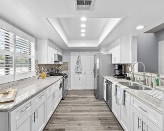 Emerald Jewel: Home Away From Home - Woodland Hills - Kitchen
