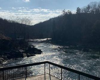 Trailside Hotel, Minutes to Fallingwater Riverview - Ohiopyle