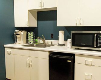 Peaceful Guest House Beside The Elks Golf Course – A Relaxing Country Getaway - Kearney - Kitchen
