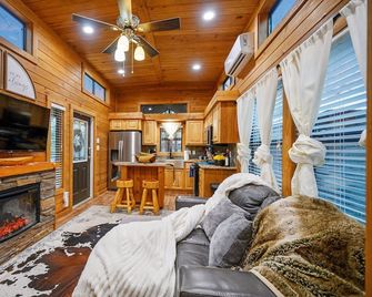 Tiny Home Near Casino w/ Hot Tub & Fireplace - Broken Bow - Wohnzimmer