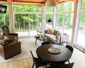 Sköv Cabin Luxury Escape | Cedar Sauna & Hot tub - Calabogie - Living room