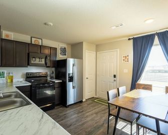 Fabulous 3-bedroom house with AC in charming Conway - Conway - Kitchen