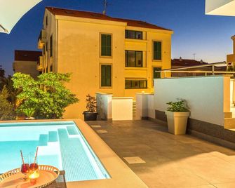 Apartments with Pool and Balcony - קולאן - בריכה