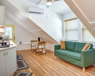 Winter Haven Apt 1 Mi to Polk State College! - Winter Haven - Living room