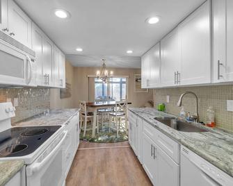 Townhouse, Steps to the Beach - Melbourne Beach - Kitchen
