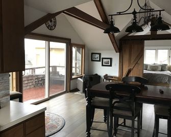 The Village Bungalow is a spacious second story one plus bedroom flat. - Mendocino - Sala pranzo