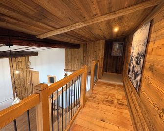 Chalet in the heart of the Haute Tarentaise. Sleeps 11-13 - Séez - Escalier