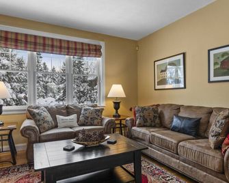 Escape to Mountainview Haven Spacious Retreat with Hot Tub at Mount Snow - Dover - Salon