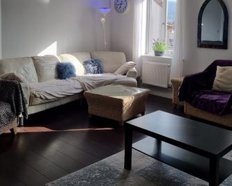 Sea Escape The Tardiis Beachfront location Aberavon beach Sea Views Driveway parking - Port Talbot - Living room