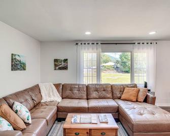 7 Mi to Kaaterskill Falls Home with Mountain Views! - Palenville - Sala de estar