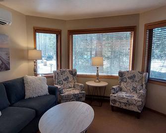 Door County Getaway @ Landmark Resort - Cozy 1 Br. Wood-View Egg Harbor - Egg Harbor - Living room