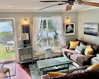 Fabulous 2 Bed, 2 Bath Cottage On Kangaroo Lake - Baileys Harbor - Obývací pokoj