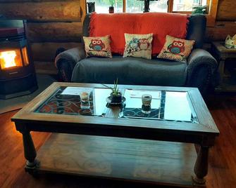 Arctic Divide Lodge - Dease Lake - Living room