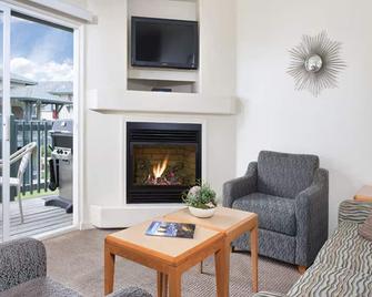 Seaside Bliss: Beach Condo Getaway - Marina - Sala de estar