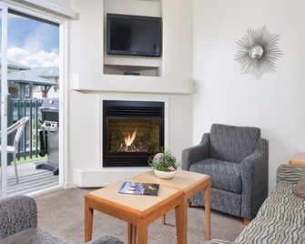 Seaside Bliss: Beach Condo Getaway - Marina - Sala de estar