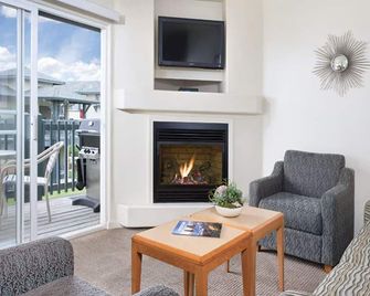 Seaside Bliss: Beach Condo Getaway - Marina - Wohnzimmer