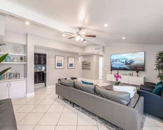 Disneyland Dream Villa 5 Bedroom 3 Bath Theater Games Pool Table - Anaheim - Living room