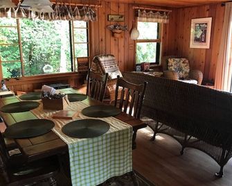 Waterfront Hideout Lake Leelanau-The Best of Leelanau County - Lake Leelanau - Dining room