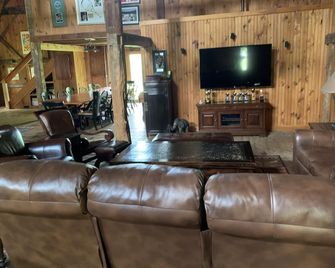 Rustic Loft Barn that sleeps 5, close to downtown Wolfeboro - Wolfeboro - Living room