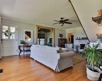 Cozy Cottage on the River - Holly Hill - Living room
