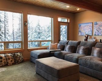 Schweitzer Condo. Transferable Ski Lift Pass Included! Hot Tub, 2-Car Garage. - Sandpoint - Wohnzimmer