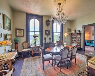 Vintage Apartment in Historic Downtown La Porte! - LaPorte - Comedor