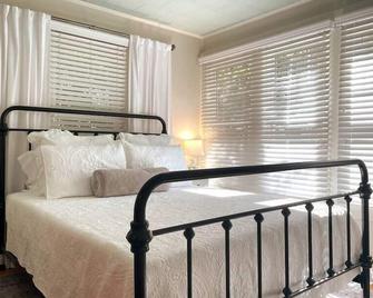 Fresh & Comfy Studio Apartment w/ Kitchenette - Mobile - Bedroom