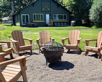 Renovated Modern Lake Front Oasis/ Dog Friendly w/ fenced in area - Forest Lake - Patio