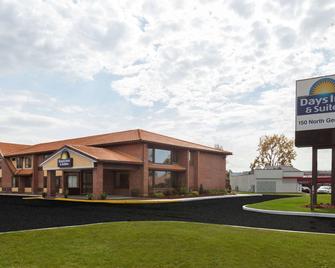 Days Inn by Wyndham Utica - Utica - Building