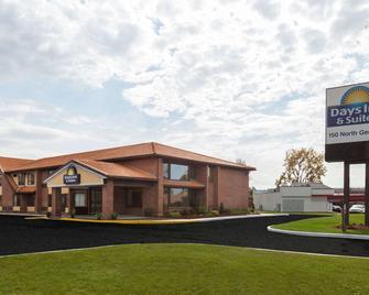 Days Inn by Wyndham Utica - Utica - Rakennus