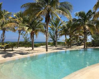 Casa De Cocos: A Private Family Friendly Beachfront House with A/C and Wifi - Telchac Puerto - Pool