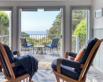 Breeze Cottage is the perfect romatic getaway, enjoy ocean views from the deck. - Depoe Bay - Balkon