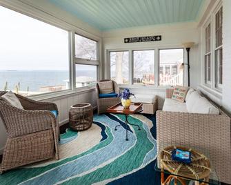 Private pier at Waterfront Kent Island home on the Bay with Hot Tub (Open!) - Stevensville - Sala de estar