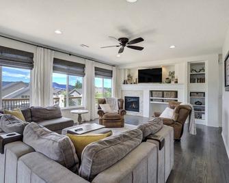 Highpoint Hills! Great Views w Games & Fitness - Colorado Springs - Living room