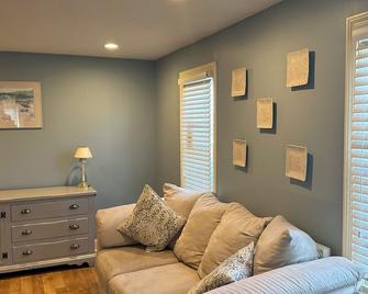 Condo by the Sea Minutes Walking distance to beach, restaurants, and stores - Marshfield - Sala de estar