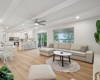 Cozy Cove-Lakefront home with kayaks, paddle board, lillypad, arcade, & fire pit - Salisbury - Wohnzimmer