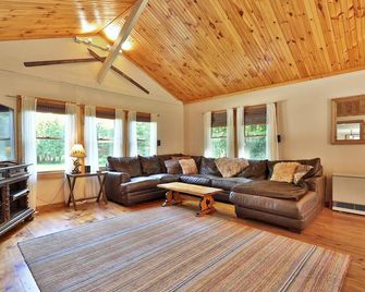 Spacious 4br / 5 Bath Home - Hot Tub / Pool Table / Ample Private Outdoor Space! - Pittsfield - Sala de estar