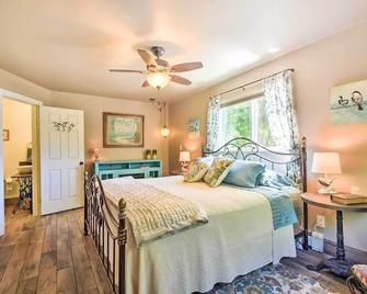 Cozy Home with Media Room Short Walk to Taos Plaza! - Taos - Bedroom