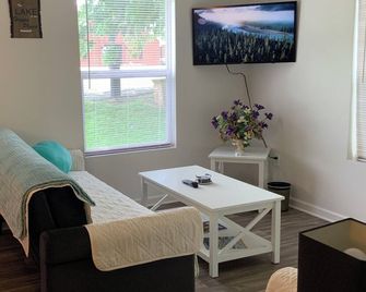 Guest Favorite! Super Clean! Close to Everything! - Jamestown - Living room