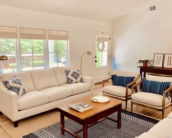 Downtown Oxford-Rectangle house off the square with 3 bedrooms/ 2 bath. - Oxford - Living room